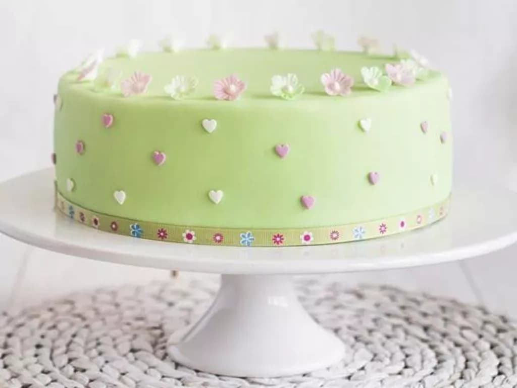 Jak przykleić ozdoby z masy cukrowej do tortu bez problemów?