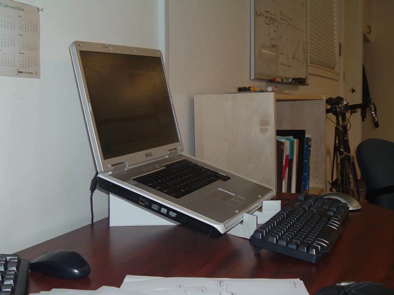 Jak stworzyć ergonomiczny DIY stojak na laptopa, który poprawi komfort