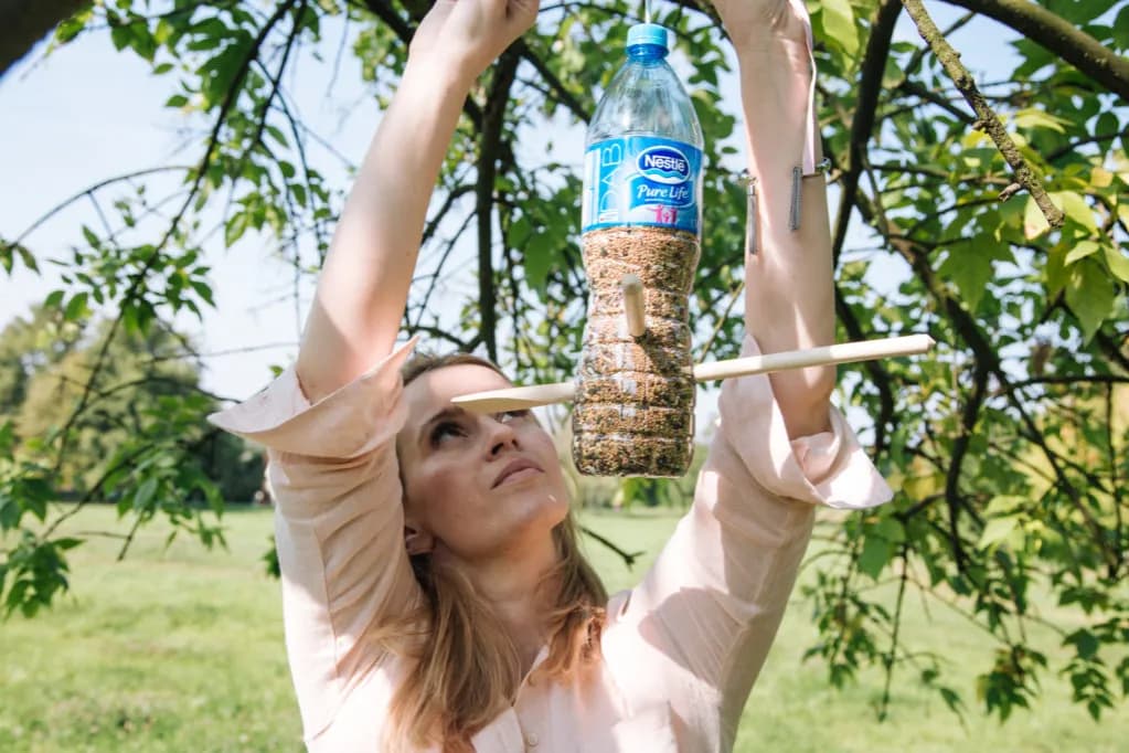 Jak zrobić karmnik dla ptaków z butelki plastikowej 5l - proste kroki