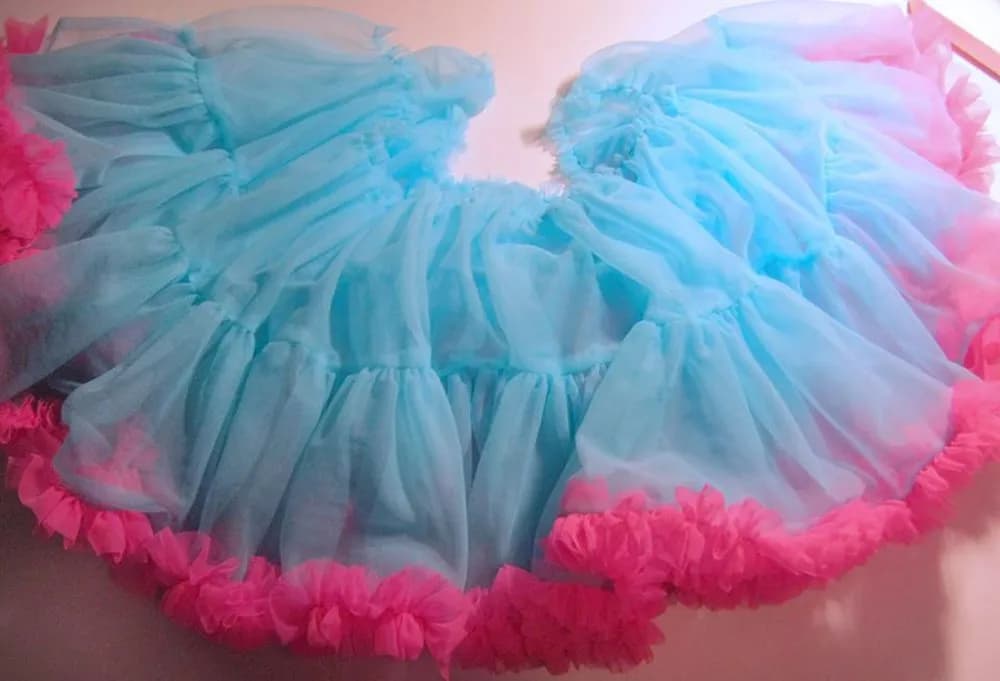 Jak uszyć spódniczkę z falbankami dla dziewczynki - proste kroki i porady