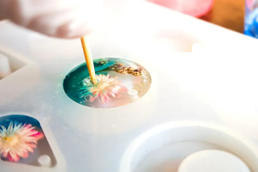 Jak zrobić ozdoby z żywicy epoksydowej - proste kroki i porady