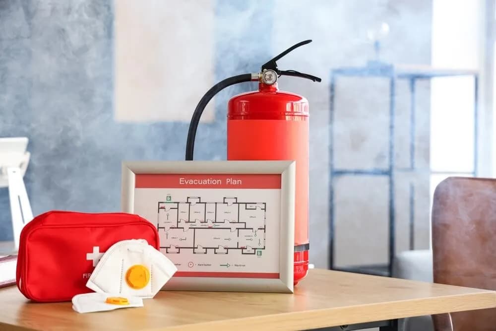 Kto sporządza instrukcję bezpieczeństwa pożarowego i jakie ma kwalifikacje?