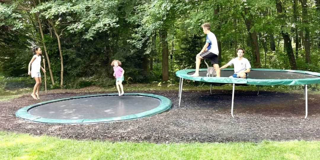 Jak kreatywnie wykorzystać starą trampolinę i uniknąć jej utylizacji