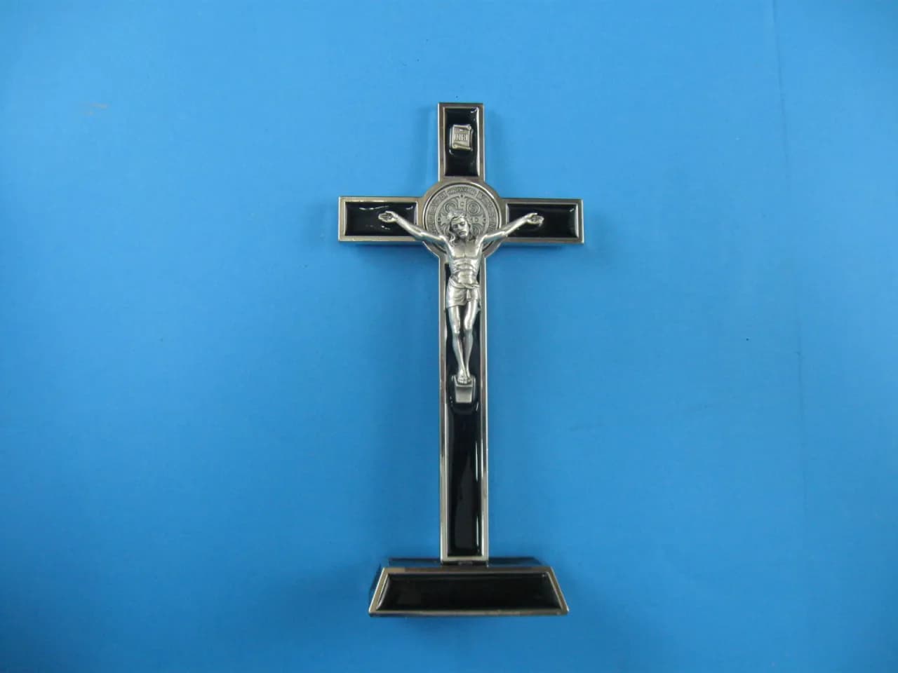 Co zrobić ze starym metalowym krzyżem? Szanuj jego znaczenie duchowe