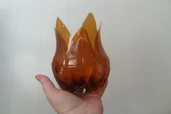 Jak zrobić tulipana z butelki - łatwy sposób na piękną dekorację