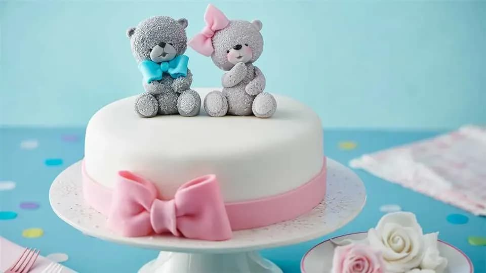 Jak zrobić ozdoby z masy cukrowej – proste kroki i cenne wskazówki