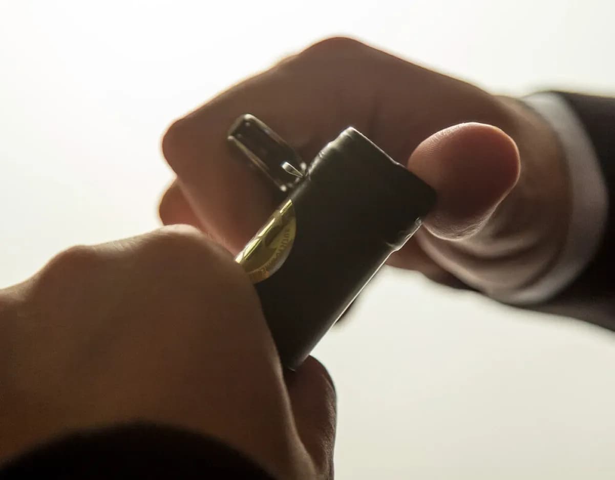 Jak otworzyć butelkę z kapslem bez otwieracza - 5 prostych metod