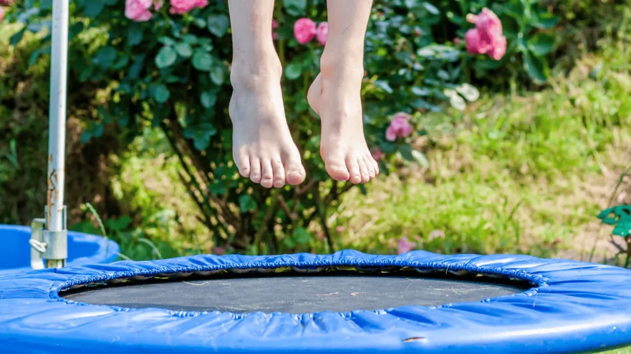 Jak kreatywnie wykorzystać starą trampolinę i uniknąć jej utylizacji