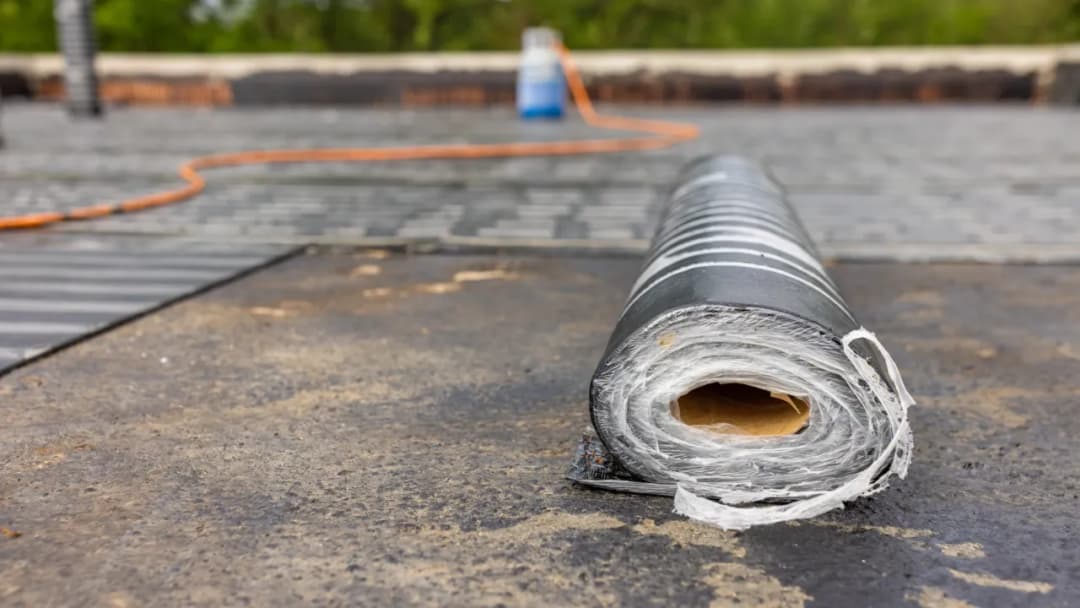 Co zrobić ze starą papą? Ważne informacje o utylizacji i recyklingu