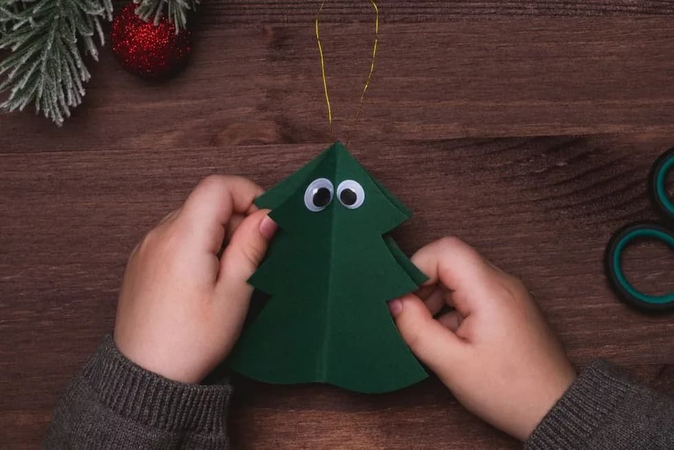 Jak zrobić choinkę z kartonu - proste pomysły na świąteczną dekorację
