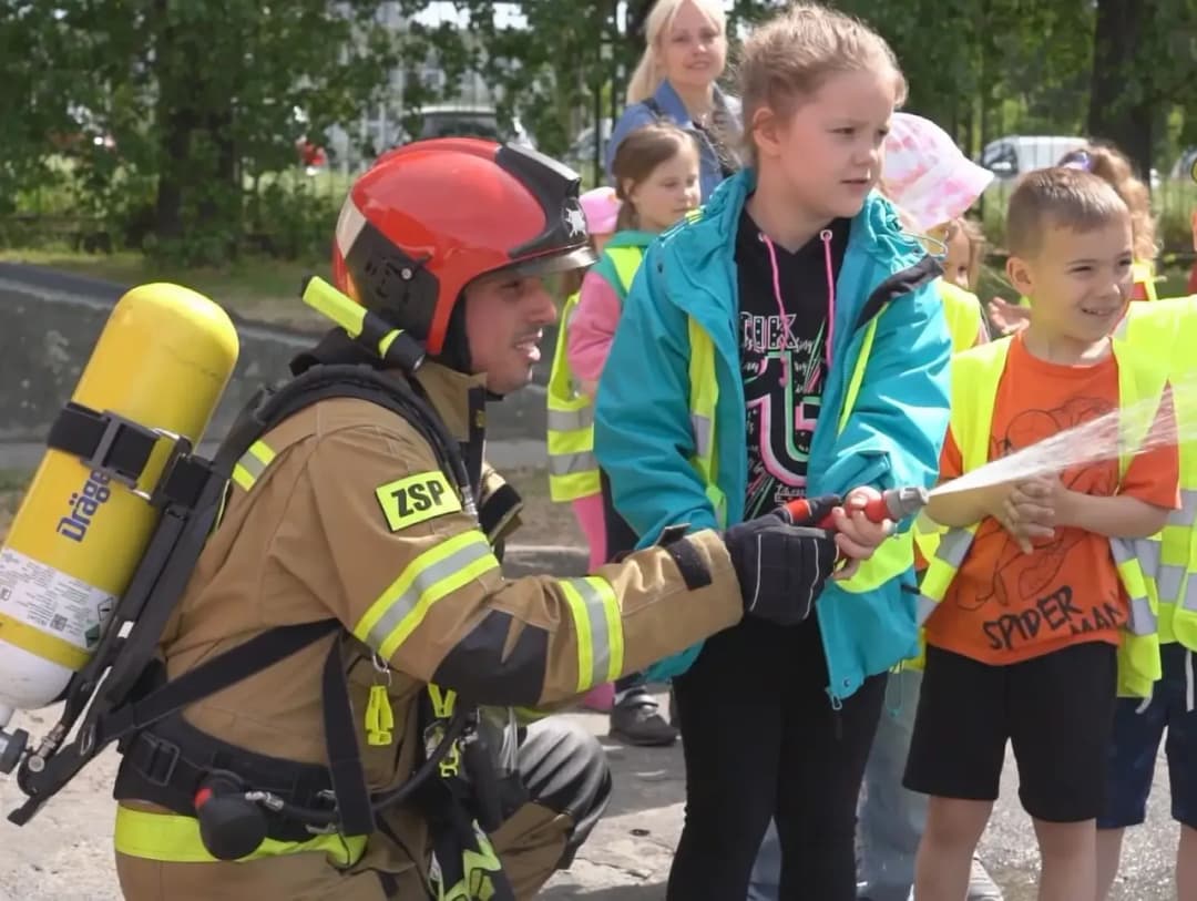 Jak zrobić straż pożarną z kartonu – proste kroki do kreatywnej zabawy