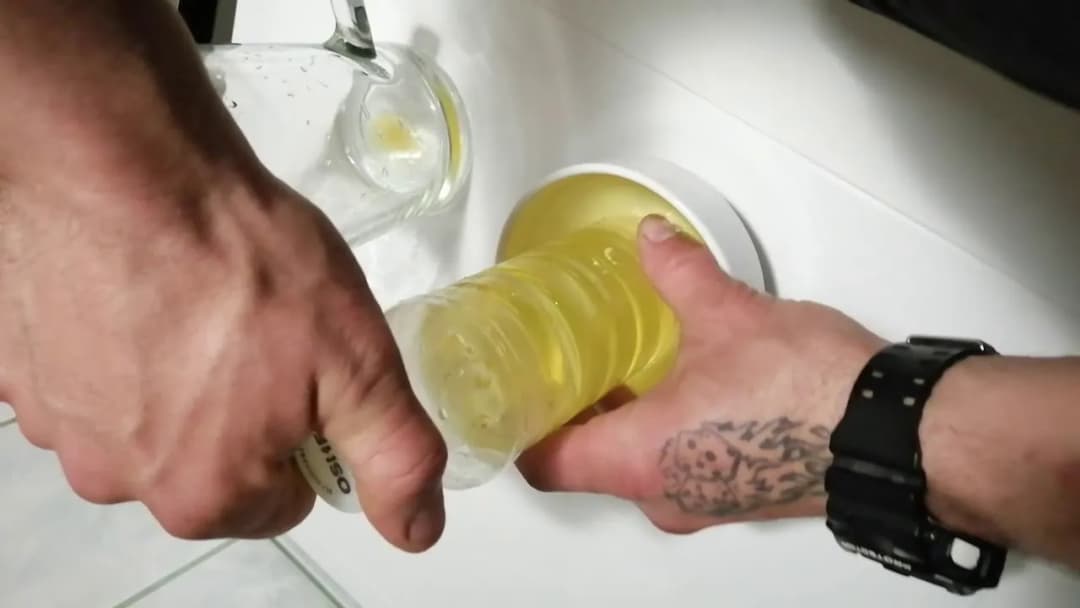 Jak zrobić poidło dla kur z butelki – prosta metoda, która działa