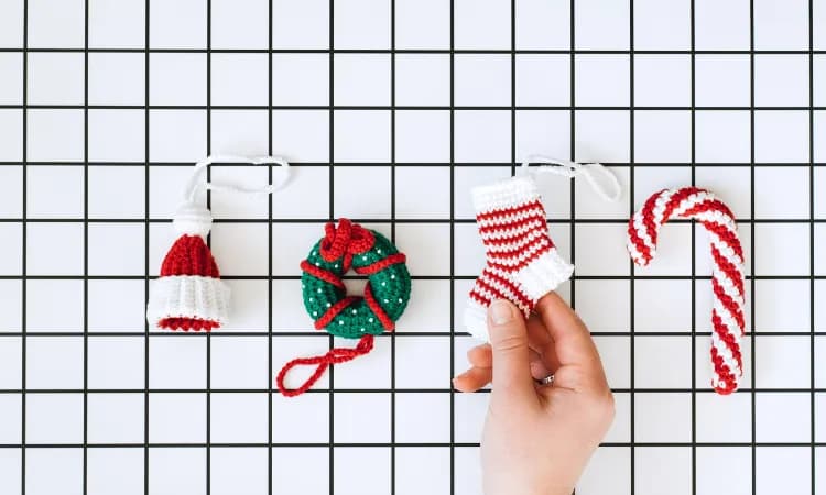 Jak zrobić ozdoby choinkowe na szydełku krok po kroku - łatwe i piękne projekty
